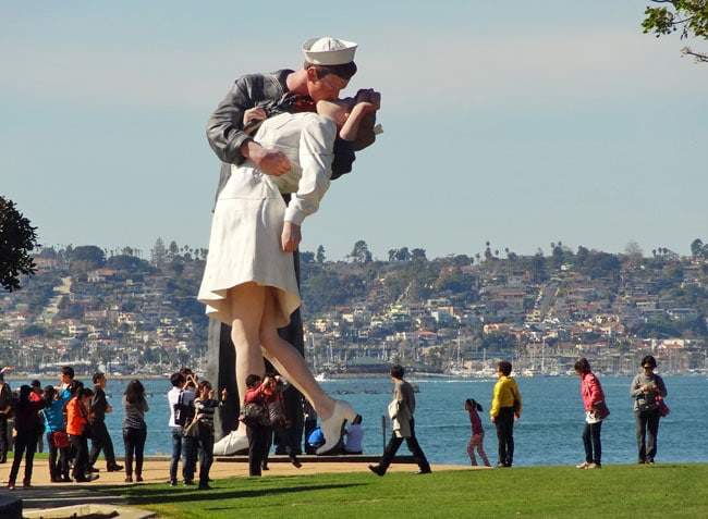 Kissing couple statue in Tuna Harbor Park 